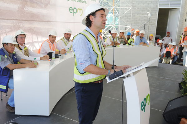 Rueda Prensa Terminación presa proyecto hidroeléctrico Ituango
Rueda de Prensa. Terminación de la presa del proyecto hidroeléctrico Ituango
Fecha: Julio 19 de 2019. 
Para descargar esta fotografía en alta resolución, haga clic sobre la imagen hasta que la misma se despliegue en la pantalla completa; luego dé clic derecho y elija la opción "guardar imagen como". 
En caso de publicación por cualquier medio, solicitamos acompañarla del crédito: "Foto EPM"
Palabras clave: Rueda Prensa Terminación presa proyecto hidroeléctrico Ituango