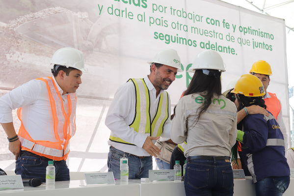 Rueda Prensa Terminación presa proyecto hidroeléctrico Ituango
Rueda de Prensa. Terminación de la presa del proyecto hidroeléctrico Ituango
Fecha: Julio 19 de 2019. 
Para descargar esta fotografía en alta resolución, haga clic sobre la imagen hasta que la misma se despliegue en la pantalla completa; luego dé clic derecho y elija la opción "guardar imagen como". 
En caso de publicación por cualquier medio, solicitamos acompañarla del crédito: "Foto EPM"
Palabras clave: Rueda Prensa Terminación presa proyecto hidroeléctrico Ituango