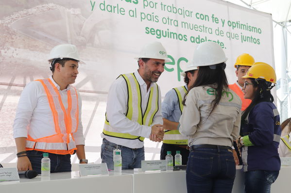 Rueda Prensa Terminación presa proyecto hidroeléctrico Ituango
Rueda de Prensa. Terminación de la presa del proyecto hidroeléctrico Ituango
Fecha: Julio 19 de 2019. 
Para descargar esta fotografía en alta resolución, haga clic sobre la imagen hasta que la misma se despliegue en la pantalla completa; luego dé clic derecho y elija la opción "guardar imagen como". 
En caso de publicación por cualquier medio, solicitamos acompañarla del crédito: "Foto EPM"
Palabras clave: Rueda Prensa Terminación presa proyecto hidroeléctrico Ituango