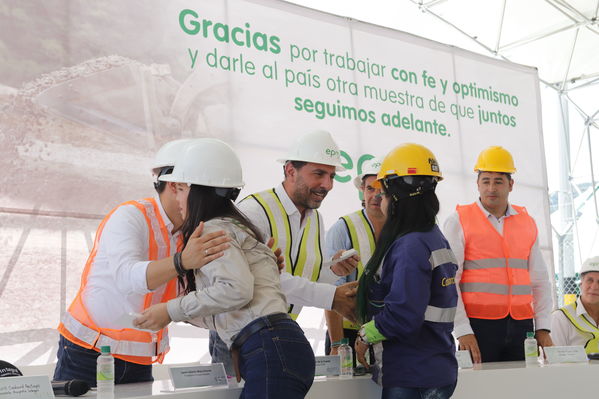 Rueda Prensa Terminación presa proyecto hidroeléctrico Ituango
Rueda de Prensa. Terminación de la presa del proyecto hidroeléctrico Ituango
Fecha: Julio 19 de 2019. 
Para descargar esta fotografía en alta resolución, haga clic sobre la imagen hasta que la misma se despliegue en la pantalla completa; luego dé clic derecho y elija la opción "guardar imagen como". 
En caso de publicación por cualquier medio, solicitamos acompañarla del crédito: "Foto EPM"
Palabras clave: Rueda Prensa Terminación presa proyecto hidroeléctrico Ituango