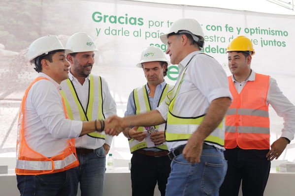 Rueda Prensa Terminación presa proyecto hidroeléctrico Ituango
Rueda de Prensa. Terminación de la presa del proyecto hidroeléctrico Ituango
Fecha: Julio 19 de 2019. 
Para descargar esta fotografía en alta resolución, haga clic sobre la imagen hasta que la misma se despliegue en la pantalla completa; luego dé clic derecho y elija la opción "guardar imagen como". 
En caso de publicación por cualquier medio, solicitamos acompañarla del crédito: "Foto EPM"
Palabras clave: Rueda Prensa Terminación presa proyecto hidroeléctrico Ituango