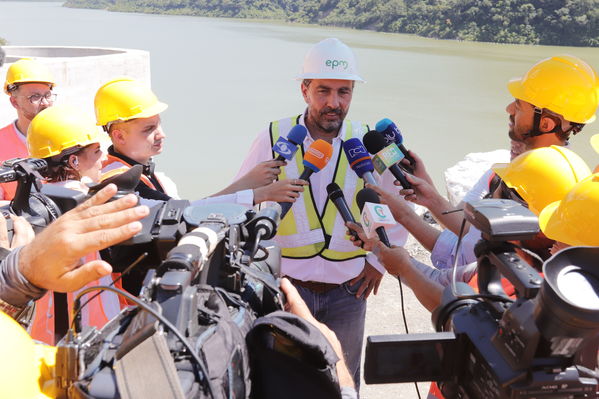 Rueda Prensa Terminación presa proyecto hidroeléctrico Ituango
Rueda de Prensa. Terminación de la presa del proyecto hidroeléctrico Ituango
Fecha: Julio 19 de 2019. 
Para descargar esta fotografía en alta resolución, haga clic sobre la imagen hasta que la misma se despliegue en la pantalla completa; luego dé clic derecho y elija la opción "guardar imagen como". 
En caso de publicación por cualquier medio, solicitamos acompañarla del crédito: "Foto EPM"
Palabras clave: Rueda Prensa Terminación presa proyecto hidroeléctrico Ituango