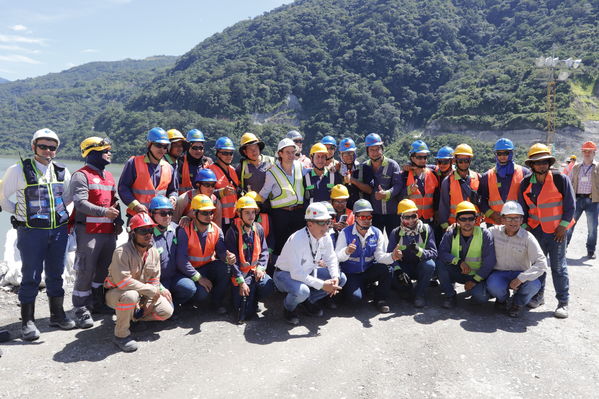 Rueda Prensa Terminación presa proyecto hidroeléctrico Ituango
Rueda de Prensa. Terminación de la presa del proyecto hidroeléctrico Ituango
Fecha: Julio 19 de 2019. 
Para descargar esta fotografía en alta resolución, haga clic sobre la imagen hasta que la misma se despliegue en la pantalla completa; luego dé clic derecho y elija la opción "guardar imagen como". 
En caso de publicación por cualquier medio, solicitamos acompañarla del crédito: "Foto EPM"
Palabras clave: Rueda Prensa Terminación presa proyecto hidroeléctrico Ituango