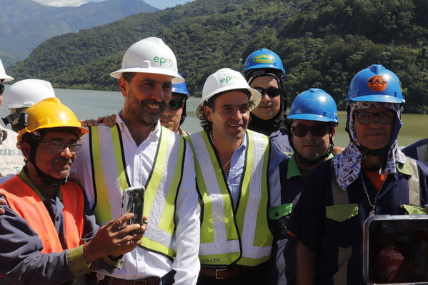 Rueda de Prensa. Terminación de la presa del proyecto hidroeléctrico Ituango
Rueda de Prensa. Terminación de la presa del proyecto hidroeléctrico Ituango
Fecha: Julio 19 de 2019. 
Para descargar esta fotografía en alta resolución, haga clic sobre la imagen hasta que la misma se despliegue en la pantalla completa; luego dé clic derecho y elija la opción "guardar imagen como". 
En caso de publicación por cualquier medio, solicitamos acompañarla del crédito: "Foto EPM"
Palabras clave: Rueda  Prensa Terminación presa  proyecto hidroeléctrico Ituango