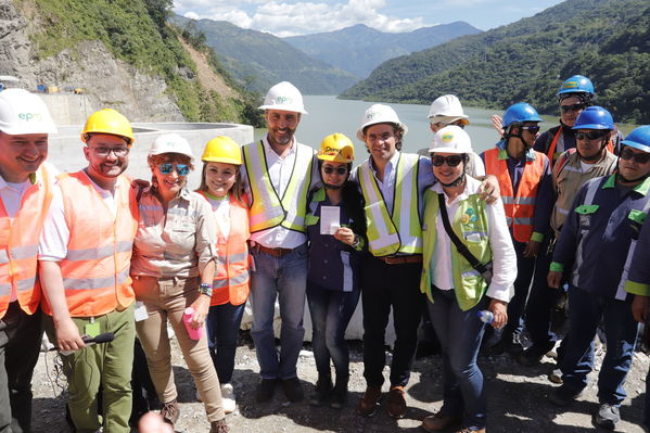 Rueda Prensa Terminación presa proyecto hidroeléctrico Ituango
Rueda de Prensa. Terminación de la presa del proyecto hidroeléctrico Ituango
Fecha: Julio 19 de 2019. 
Para descargar esta fotografía en alta resolución, haga clic sobre la imagen hasta que la misma se despliegue en la pantalla completa; luego dé clic derecho y elija la opción "guardar imagen como". 
En caso de publicación por cualquier medio, solicitamos acompañarla del crédito: "Foto EPM"
Palabras clave: Rueda Prensa Terminación presa proyecto hidroeléctrico Ituango