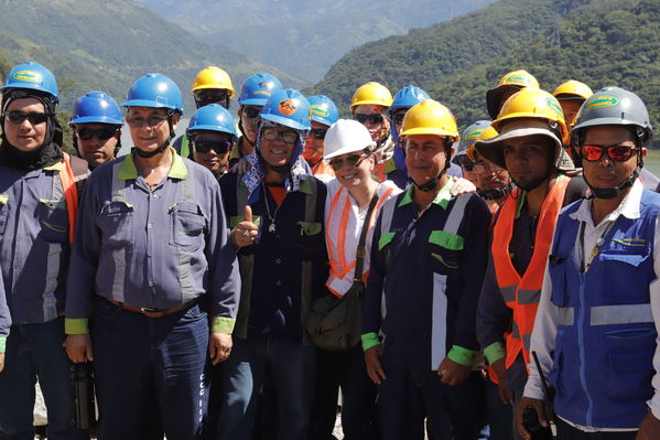 Rueda Prensa Terminación presa proyecto hidroeléctrico Ituango
Rueda de Prensa. Terminación de la presa del proyecto hidroeléctrico Ituango
Fecha: Julio 19 de 2019. 
Para descargar esta fotografía en alta resolución, haga clic sobre la imagen hasta que la misma se despliegue en la pantalla completa; luego dé clic derecho y elija la opción "guardar imagen como". 
En caso de publicación por cualquier medio, solicitamos acompañarla del crédito: "Foto EPM"
Palabras clave: Rueda Prensa Terminación presa proyecto hidroeléctrico Ituango