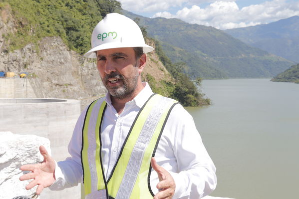 Rueda Prensa Terminación presa proyecto hidroeléctrico Ituango
Rueda de Prensa. Terminación de la presa del proyecto hidroeléctrico Ituango
Fecha: Julio 19 de 2019. 
Para descargar esta fotografía en alta resolución, haga clic sobre la imagen hasta que la misma se despliegue en la pantalla completa; luego dé clic derecho y elija la opción "guardar imagen como". 
En caso de publicación por cualquier medio, solicitamos acompañarla del crédito: "Foto EPM"
Palabras clave: Rueda Prensa Terminación presa proyecto hidroeléctrico Ituango