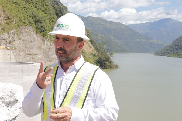 Rueda Prensa Terminación presa proyecto hidroeléctrico Ituango
Rueda de Prensa. Terminación de la presa del proyecto hidroeléctrico Ituango
Fecha: Julio 19 de 2019. 
Para descargar esta fotografía en alta resolución, haga clic sobre la imagen hasta que la misma se despliegue en la pantalla completa; luego dé clic derecho y elija la opción "guardar imagen como". 
En caso de publicación por cualquier medio, solicitamos acompañarla del crédito: "Foto EPM"
Palabras clave: Rueda Prensa Terminación presa proyecto hidroeléctrico Ituango