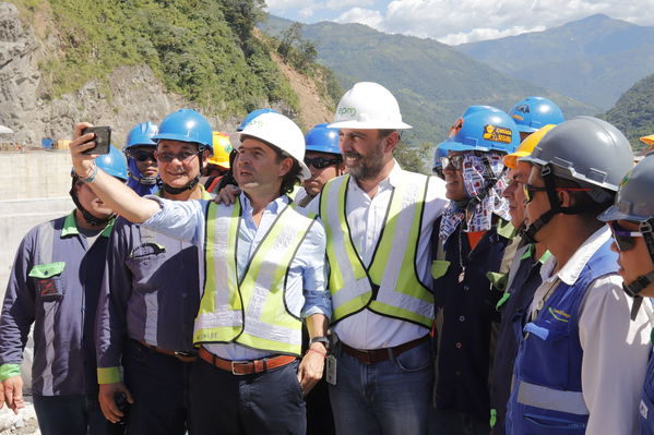 Rueda Prensa Terminación presa proyecto hidroeléctrico Ituango
Rueda de Prensa. Terminación de la presa del proyecto hidroeléctrico Ituango
Fecha: Julio 19 de 2019. 
Para descargar esta fotografía en alta resolución, haga clic sobre la imagen hasta que la misma se despliegue en la pantalla completa; luego dé clic derecho y elija la opción "guardar imagen como". 
En caso de publicación por cualquier medio, solicitamos acompañarla del crédito: "Foto EPM"
Palabras clave: Rueda Prensa Terminación presa proyecto hidroeléctrico Ituango