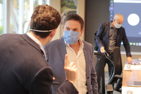 Reunion Gerencia de EPM con la Bancada Antioqueña del Senado para propuesta de ampliación del objeto social de EPM
Reunion Gerencia de EPM con la Bancada Antioqueña del Senado para propuesta de ampliación del objeto social de EPM
Fecha: Julio 10 de 2020
Para descargar esta fotografía en alta resolución, haga clic sobre la imagen hasta que la misma se despliegue en la pantalla completa; luego dé clic derecho y elija la opción "guardar imagen como".
En caso de publicación por cualquier medio, solicitamos acompañarla del crédito: "Foto EPM"
Palabras clave: Reunion Gerencia de EPM con la Bancada Antioqueña del Senado para propuesta de ampliación del objeto social de EPM