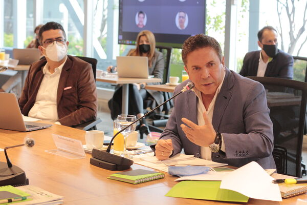 Reunion Gerencia de EPM con la Bancada Antioqueña del Senado para propuesta de ampliación del objeto social de EPM
Reunion Gerencia de EPM con la Bancada Antioqueña del Senado para propuesta de ampliación del objeto social de EPM
Fecha: Julio 10 de 2020
Para descargar esta fotografía en alta resolución, haga clic sobre la imagen hasta que la misma se despliegue en la pantalla completa; luego dé clic derecho y elija la opción "guardar imagen como".
En caso de publicación por cualquier medio, solicitamos acompañarla del crédito: "Foto EPM"
Palabras clave: Reunion Gerencia de EPM con la Bancada Antioqueña del Senado para propuesta de ampliación del objeto social de EPM