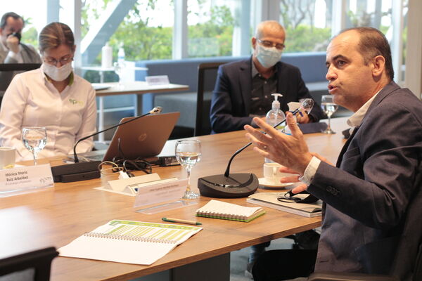 Reunion Gerencia de EPM con la Bancada Antioqueña del Senado para propuesta de ampliación del objeto social de EPM
Reunion Gerencia de EPM con la Bancada Antioqueña del Senado para propuesta de ampliación del objeto social de EPM
Fecha: Julio 10 de 2020
Para descargar esta fotografía en alta resolución, haga clic sobre la imagen hasta que la misma se despliegue en la pantalla completa; luego dé clic derecho y elija la opción "guardar imagen como".
En caso de publicación por cualquier medio, solicitamos acompañarla del crédito: "Foto EPM"
Palabras clave: Reunion Gerencia de EPM con la Bancada Antioqueña del Senado para propuesta de ampliación del objeto social de EPM