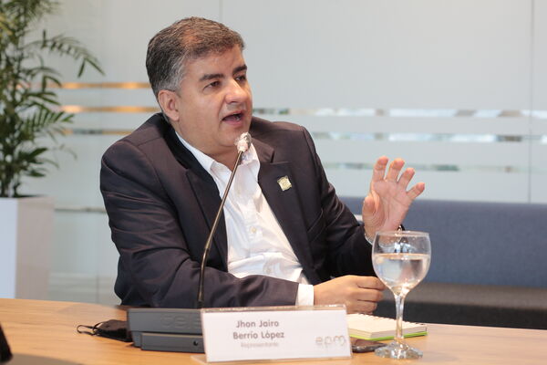 Reunion Gerencia de EPM con la Bancada Antioqueña del Senado para propuesta de ampliación del objeto social de EPM
Reunion Gerencia de EPM con la Bancada Antioqueña del Senado para propuesta de ampliación del objeto social de EPM
Fecha: Julio 10 de 2020
Para descargar esta fotografía en alta resolución, haga clic sobre la imagen hasta que la misma se despliegue en la pantalla completa; luego dé clic derecho y elija la opción "guardar imagen como".
En caso de publicación por cualquier medio, solicitamos acompañarla del crédito: "Foto EPM"
Palabras clave: Reunion Gerencia de EPM con la Bancada Antioqueña del Senado para propuesta de ampliación del objeto social de EPM