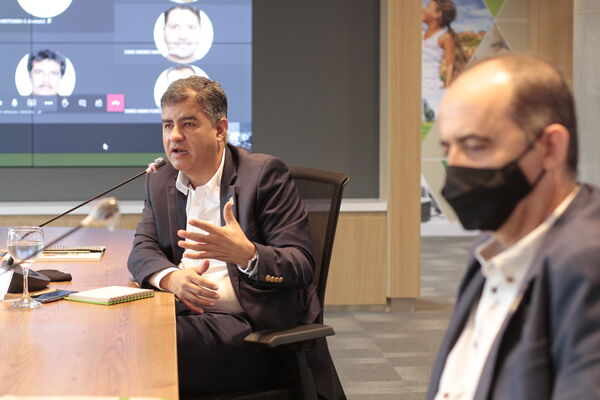 Reunion Gerencia de EPM con la Bancada Antioqueña del Senado para propuesta de ampliación del objeto social de EPM
Reunion Gerencia de EPM con la Bancada Antioqueña del Senado para propuesta de ampliación del objeto social de EPM
Fecha: Julio 10 de 2020
Para descargar esta fotografía en alta resolución, haga clic sobre la imagen hasta que la misma se despliegue en la pantalla completa; luego dé clic derecho y elija la opción "guardar imagen como".
En caso de publicación por cualquier medio, solicitamos acompañarla del crédito: "Foto EPM"
Palabras clave: Reunion Gerencia de EPM con la Bancada Antioqueña del Senado para propuesta de ampliación del objeto social de EPM