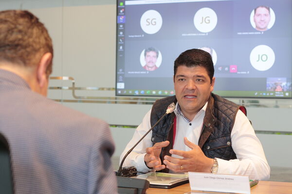 Reunion Gerencia de EPM con la Bancada Antioqueña del Senado para propuesta de ampliación del objeto social de EPM
Reunion Gerencia de EPM con la Bancada Antioqueña del Senado para propuesta de ampliación del objeto social de EPM
Fecha: Julio 10 de 2020
Para descargar esta fotografía en alta resolución, haga clic sobre la imagen hasta que la misma se despliegue en la pantalla completa; luego dé clic derecho y elija la opción "guardar imagen como".
En caso de publicación por cualquier medio, solicitamos acompañarla del crédito: "Foto EPM"
Palabras clave: Reunion Gerencia de EPM con la Bancada Antioqueña del Senado para propuesta de ampliación del objeto social de EPM