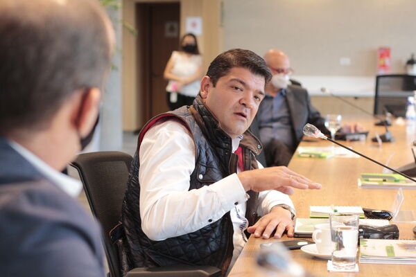 Reunion Gerencia de EPM con la Bancada Antioqueña del Senado para propuesta de ampliación del objeto social de EPM
Reunion Gerencia de EPM con la Bancada Antioqueña del Senado para propuesta de ampliación del objeto social de EPM
Fecha: Julio 10 de 2020
Para descargar esta fotografía en alta resolución, haga clic sobre la imagen hasta que la misma se despliegue en la pantalla completa; luego dé clic derecho y elija la opción "guardar imagen como".
En caso de publicación por cualquier medio, solicitamos acompañarla del crédito: "Foto EPM"
Palabras clave: Reunion Gerencia de EPM con la Bancada Antioqueña del Senado para propuesta de ampliación del objeto social de EPM
