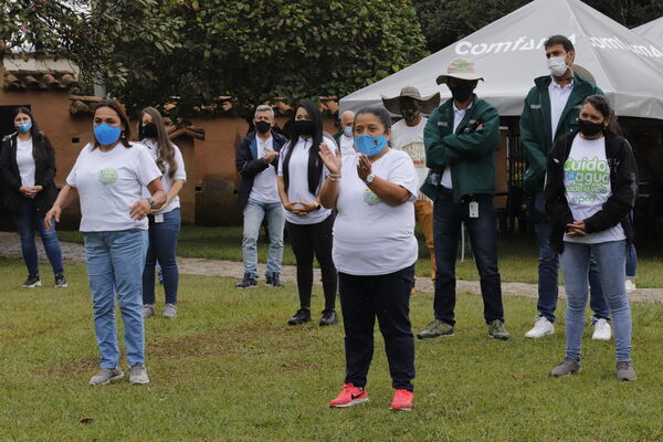 Graduación Ciudad  Agua
Graduación Ciudad del Agua
Fecha: 10 Julio 2021.
Para descargar esta fotografía en alta resolución, haga clic sobre la imagen hasta que la misma se despliegue en la pantalla completa; luego dé clic derecho y elija la opción "guardar imagen como". 
En caso de publicación por cualquier medio, solicitamos acompañarla del crédito: "Foto EPM" 
Palabras clave: Graduación Ciudad  Agua