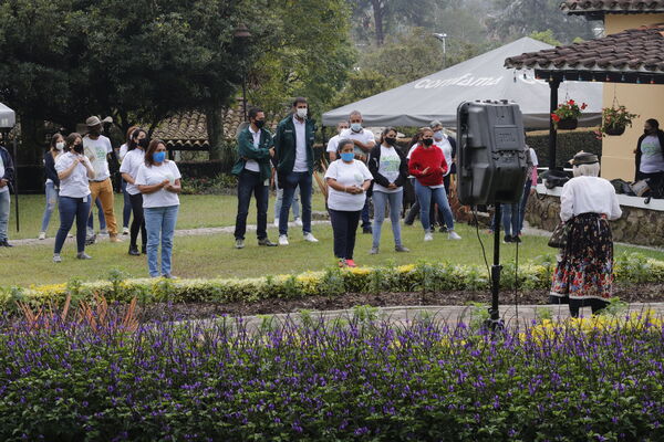 Graduación Ciudad  Agua
Graduación Ciudad del Agua
Fecha: 10 Julio 2021.
Para descargar esta fotografía en alta resolución, haga clic sobre la imagen hasta que la misma se despliegue en la pantalla completa; luego dé clic derecho y elija la opción "guardar imagen como". 
En caso de publicación por cualquier medio, solicitamos acompañarla del crédito: "Foto EPM" 
Palabras clave: Graduación Ciudad  Agua