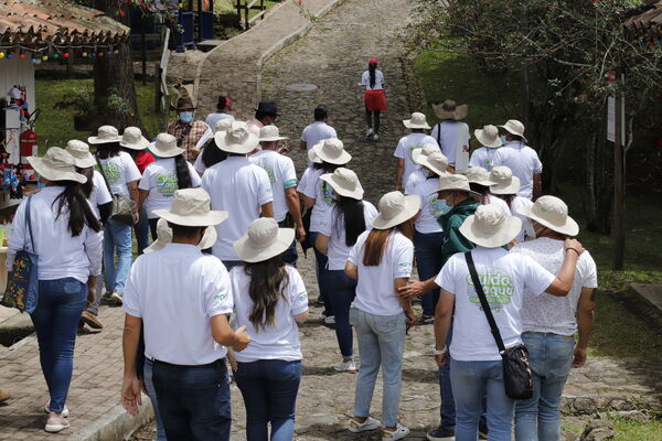 Graduación Ciudad  Agua
Graduación Ciudad del Agua
Fecha: 10 Julio 2021.
Para descargar esta fotografía en alta resolución, haga clic sobre la imagen hasta que la misma se despliegue en la pantalla completa; luego dé clic derecho y elija la opción "guardar imagen como". 
En caso de publicación por cualquier medio, solicitamos acompañarla del crédito: "Foto EPM" 
Palabras clave: Graduación Ciudad  Agua