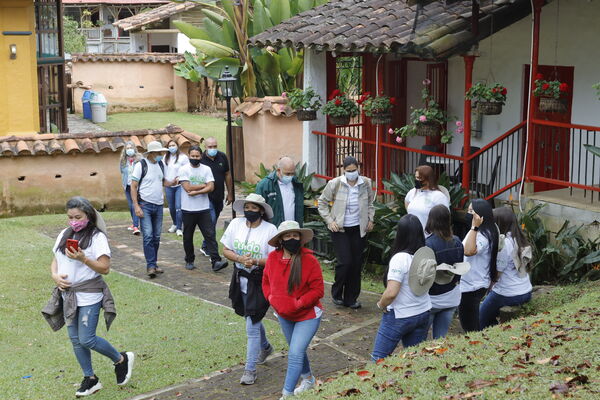 Graduación Ciudad  Agua
Graduación Ciudad del Agua
Fecha: 10 Julio 2021.
Para descargar esta fotografía en alta resolución, haga clic sobre la imagen hasta que la misma se despliegue en la pantalla completa; luego dé clic derecho y elija la opción "guardar imagen como". 
En caso de publicación por cualquier medio, solicitamos acompañarla del crédito: "Foto EPM" 
Palabras clave: Graduación Ciudad  Agua