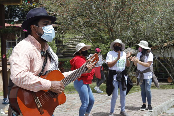Graduación Ciudad  Agua
Graduación Ciudad del Agua
Fecha: 10 Julio 2021.
Para descargar esta fotografía en alta resolución, haga clic sobre la imagen hasta que la misma se despliegue en la pantalla completa; luego dé clic derecho y elija la opción "guardar imagen como". 
En caso de publicación por cualquier medio, solicitamos acompañarla del crédito: "Foto EPM" 
Palabras clave: Graduación Ciudad  Agua