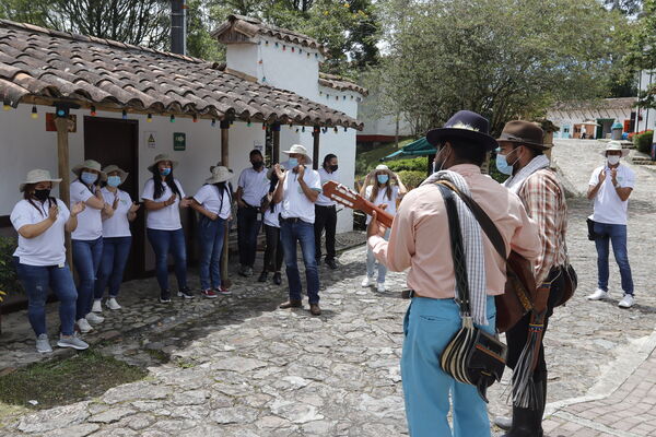 Graduación Ciudad  Agua
Graduación Ciudad del Agua
Fecha: 10 Julio 2021.
Para descargar esta fotografía en alta resolución, haga clic sobre la imagen hasta que la misma se despliegue en la pantalla completa; luego dé clic derecho y elija la opción "guardar imagen como". 
En caso de publicación por cualquier medio, solicitamos acompañarla del crédito: "Foto EPM" 
Palabras clave: Graduación Ciudad  Agua