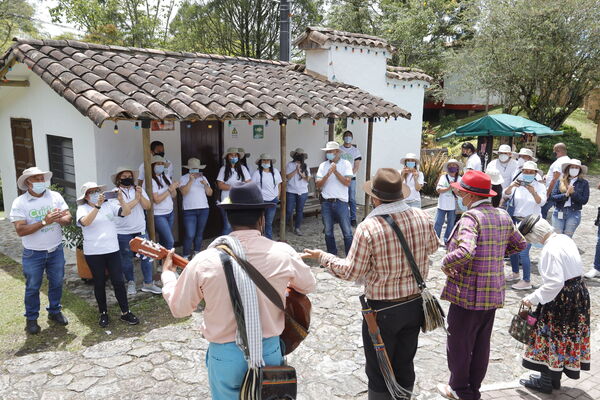 Graduación Ciudad  Agua
Graduación Ciudad del Agua
Fecha: 10 Julio 2021.
Para descargar esta fotografía en alta resolución, haga clic sobre la imagen hasta que la misma se despliegue en la pantalla completa; luego dé clic derecho y elija la opción "guardar imagen como". 
En caso de publicación por cualquier medio, solicitamos acompañarla del crédito: "Foto EPM" 
Palabras clave: Graduación Ciudad  Agua