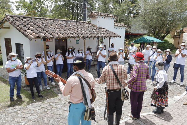 Graduación Ciudad  Agua
Graduación Ciudad del Agua
Fecha: 10 Julio 2021.
Para descargar esta fotografía en alta resolución, haga clic sobre la imagen hasta que la misma se despliegue en la pantalla completa; luego dé clic derecho y elija la opción "guardar imagen como". 
En caso de publicación por cualquier medio, solicitamos acompañarla del crédito: "Foto EPM" 
Palabras clave: Graduación Ciudad  Agua
