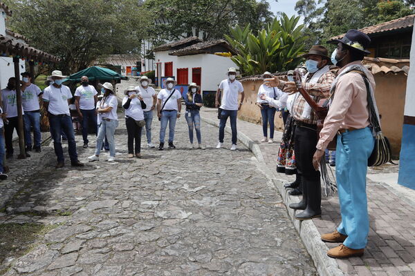 Graduación Ciudad  Agua
Graduación Ciudad del Agua
Fecha: 10 Julio 2021.
Para descargar esta fotografía en alta resolución, haga clic sobre la imagen hasta que la misma se despliegue en la pantalla completa; luego dé clic derecho y elija la opción "guardar imagen como". 
En caso de publicación por cualquier medio, solicitamos acompañarla del crédito: "Foto EPM" 
Palabras clave: Graduación Ciudad  Agua