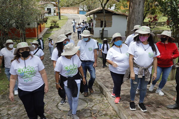 Graduación Ciudad  Agua
Graduación Ciudad del Agua
Fecha: 10 Julio 2021.
Para descargar esta fotografía en alta resolución, haga clic sobre la imagen hasta que la misma se despliegue en la pantalla completa; luego dé clic derecho y elija la opción "guardar imagen como". 
En caso de publicación por cualquier medio, solicitamos acompañarla del crédito: "Foto EPM" 
Palabras clave: Graduación Ciudad  Agua