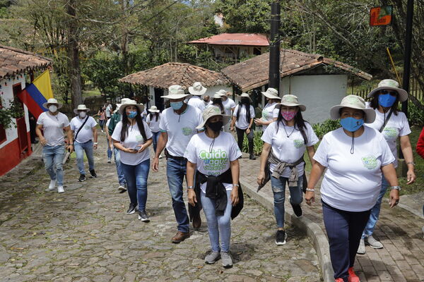 Graduación Ciudad  Agua
Graduación Ciudad del Agua
Fecha: 10 Julio 2021.
Para descargar esta fotografía en alta resolución, haga clic sobre la imagen hasta que la misma se despliegue en la pantalla completa; luego dé clic derecho y elija la opción "guardar imagen como". 
En caso de publicación por cualquier medio, solicitamos acompañarla del crédito: "Foto EPM" 
Palabras clave: Graduación Ciudad  Agua