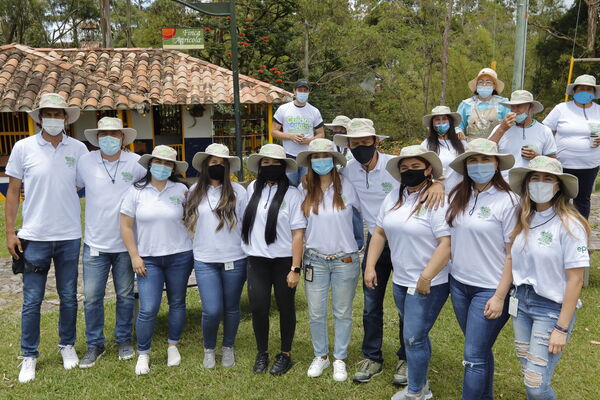 Graduación Ciudad  Agua
Graduación Ciudad del Agua
Fecha: 10 Julio 2021.
Para descargar esta fotografía en alta resolución, haga clic sobre la imagen hasta que la misma se despliegue en la pantalla completa; luego dé clic derecho y elija la opción "guardar imagen como". 
En caso de publicación por cualquier medio, solicitamos acompañarla del crédito: "Foto EPM" 
Palabras clave: Graduación Ciudad  Agua