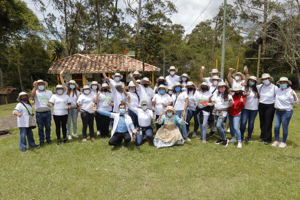 Graduación Ciudad  Agua
Graduación Ciudad del Agua
Fecha: 10 Julio 2021.
Para descargar esta fotografía en alta resolución, haga clic sobre la imagen hasta que la misma se despliegue en la pantalla completa; luego dé clic derecho y elija la opción "guardar imagen como". 
En caso de publicación por cualquier medio, solicitamos acompañarla del crédito: "Foto EPM" 
Palabras clave: Graduación Ciudad  Agua