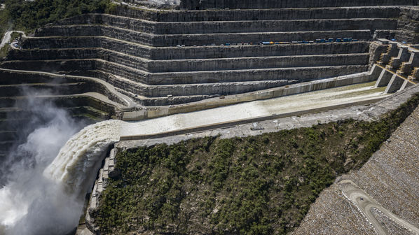 Terminación presa proyecto hidroeléctrico Ituango
Terminación presa proyecto hidroeléctrico Ituango
Fecha: Julio 15 de 2019. 
Para descargar esta fotografía en alta resolución, haga clic sobre la imagen hasta que la misma se despliegue en la pantalla completa; luego dé clic derecho y elija la opción "guardar imagen como". 
En caso de publicación por cualquier medio, solicitamos acompañarla del crédito: "Foto EPM"
Palabras clave: Terminación presa proyecto hidroeléctrico Ituango
