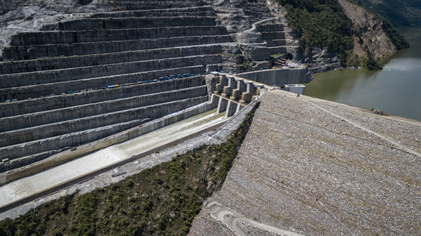 Terminación presa proyecto hidroeléctrico Ituango
Terminación presa proyecto hidroeléctrico Ituango
Fecha: Julio 15 de 2019. 
Para descargar esta fotografía en alta resolución, haga clic sobre la imagen hasta que la misma se despliegue en la pantalla completa; luego dé clic derecho y elija la opción "guardar imagen como". 
En caso de publicación por cualquier medio, solicitamos acompañarla del crédito: "Foto EPM"
Palabras clave: Terminación presa proyecto hidroeléctrico Ituango