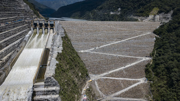 Terminación presa proyecto hidroeléctrico Ituango
Terminación presa proyecto hidroeléctrico Ituango
Fecha: Julio 15 de 2019. 
Para descargar esta fotografía en alta resolución, haga clic sobre la imagen hasta que la misma se despliegue en la pantalla completa; luego dé clic derecho y elija la opción "guardar imagen como". 
En caso de publicación por cualquier medio, solicitamos acompañarla del crédito: "Foto EPM"
Palabras clave: Terminación presa proyecto hidroeléctrico Ituango
