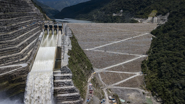 Terminación presa proyecto hidroeléctrico Ituango
Terminación presa proyecto hidroeléctrico Ituango
Fecha: Julio 15 de 2019. 
Para descargar esta fotografía en alta resolución, haga clic sobre la imagen hasta que la misma se despliegue en la pantalla completa; luego dé clic derecho y elija la opción "guardar imagen como". 
En caso de publicación por cualquier medio, solicitamos acompañarla del crédito: "Foto EPM"
Palabras clave: Terminación presa proyecto hidroeléctrico Ituango