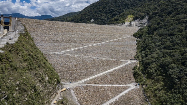 Terminación presa proyecto hidroeléctrico Ituango
Terminación presa proyecto hidroeléctrico Ituango
Fecha: Julio 15 de 2019. 
Para descargar esta fotografía en alta resolución, haga clic sobre la imagen hasta que la misma se despliegue en la pantalla completa; luego dé clic derecho y elija la opción "guardar imagen como". 
En caso de publicación por cualquier medio, solicitamos acompañarla del crédito: "Foto EPM"
Palabras clave: Terminación presa proyecto hidroeléctrico Ituango