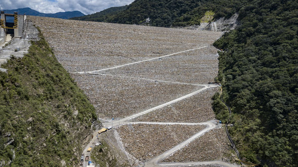 Terminación presa proyecto hidroeléctrico Ituango
Terminación presa proyecto hidroeléctrico Ituango
Fecha: Julio 15 de 2019. 
Para descargar esta fotografía en alta resolución, haga clic sobre la imagen hasta que la misma se despliegue en la pantalla completa; luego dé clic derecho y elija la opción "guardar imagen como". 
En caso de publicación por cualquier medio, solicitamos acompañarla del crédito: "Foto EPM"
Palabras clave: Terminación presa proyecto hidroeléctrico Ituango