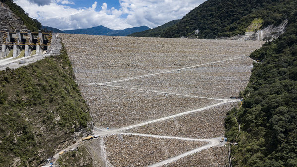 Terminación presa proyecto hidroeléctrico Ituango
Terminación presa proyecto hidroeléctrico Ituango
Fecha: Julio 15 de 2019. 
Para descargar esta fotografía en alta resolución, haga clic sobre la imagen hasta que la misma se despliegue en la pantalla completa; luego dé clic derecho y elija la opción "guardar imagen como". 
En caso de publicación por cualquier medio, solicitamos acompañarla del crédito: "Foto EPM"
Palabras clave: Terminación presa proyecto hidroeléctrico Ituango