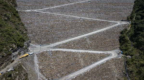 Terminación presa proyecto hidroeléctrico Ituango
Terminación presa proyecto hidroeléctrico Ituango
Fecha: Julio 15 de 2019. 
Para descargar esta fotografía en alta resolución, haga clic sobre la imagen hasta que la misma se despliegue en la pantalla completa; luego dé clic derecho y elija la opción "guardar imagen como". 
En caso de publicación por cualquier medio, solicitamos acompañarla del crédito: "Foto EPM"
Palabras clave: Terminación presa proyecto hidroeléctrico Ituango