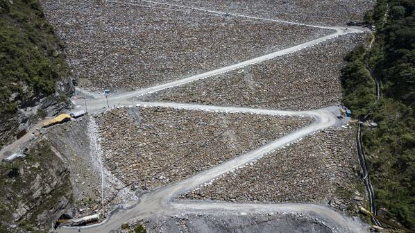 Terminación presa proyecto hidroeléctrico Ituango
Terminación presa proyecto hidroeléctrico Ituango
Fecha: Julio 15 de 2019. 
Para descargar esta fotografía en alta resolución, haga clic sobre la imagen hasta que la misma se despliegue en la pantalla completa; luego dé clic derecho y elija la opción "guardar imagen como". 
En caso de publicación por cualquier medio, solicitamos acompañarla del crédito: "Foto EPM"
Palabras clave: Terminación presa proyecto hidroeléctrico Ituango