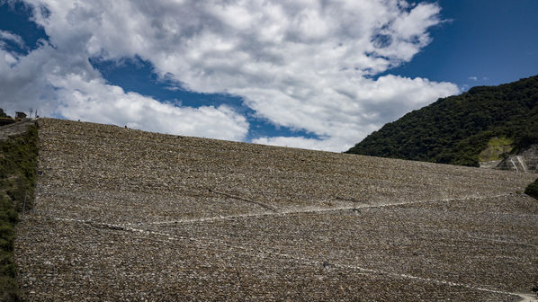Terminación presa proyecto hidroeléctrico Ituango
Terminación presa proyecto hidroeléctrico Ituango
Fecha: Julio 15 de 2019. 
Para descargar esta fotografía en alta resolución, haga clic sobre la imagen hasta que la misma se despliegue en la pantalla completa; luego dé clic derecho y elija la opción "guardar imagen como". 
En caso de publicación por cualquier medio, solicitamos acompañarla del crédito: "Foto EPM"
Palabras clave: Terminación presa proyecto hidroeléctrico Ituango