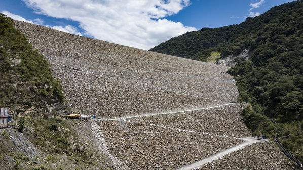 Terminación presa proyecto hidroeléctrico Ituango
Terminación presa proyecto hidroeléctrico Ituango
Fecha: Julio 15 de 2019. 
Para descargar esta fotografía en alta resolución, haga clic sobre la imagen hasta que la misma se despliegue en la pantalla completa; luego dé clic derecho y elija la opción "guardar imagen como". 
En caso de publicación por cualquier medio, solicitamos acompañarla del crédito: "Foto EPM"
Palabras clave: Terminación presa proyecto hidroeléctrico Ituango