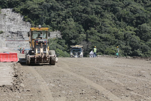 Terminación presa proyecto hidroeléctrico Ituango
Terminación presa proyecto hidroeléctrico Ituango
Fecha: Julio 15 de 2019. 
Para descargar esta fotografía en alta resolución, haga clic sobre la imagen hasta que la misma se despliegue en la pantalla completa; luego dé clic derecho y elija la opción "guardar imagen como". 
En caso de publicación por cualquier medio, solicitamos acompañarla del crédito: "Foto EPM"
Palabras clave: Terminación presa proyecto hidroeléctrico Ituango