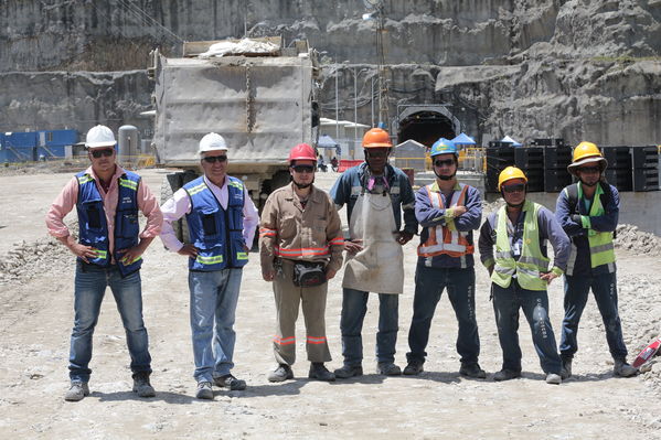 Terminación presa proyecto hidroeléctrico Ituango
Terminación presa proyecto hidroeléctrico Ituango
Fecha: Julio 15 de 2019. 
Para descargar esta fotografía en alta resolución, haga clic sobre la imagen hasta que la misma se despliegue en la pantalla completa; luego dé clic derecho y elija la opción "guardar imagen como". 
En caso de publicación por cualquier medio, solicitamos acompañarla del crédito: "Foto EPM"
Palabras clave: Terminación presa proyecto hidroeléctrico Ituango