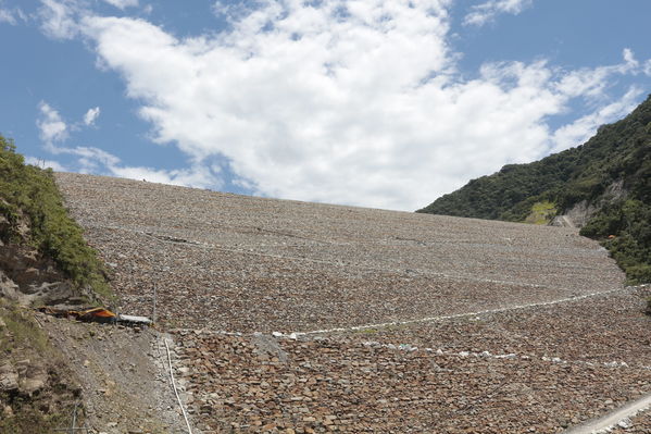 Terminación presa proyecto hidroeléctrico Ituango
Terminación presa proyecto hidroeléctrico Ituango
Fecha: Julio 15 de 2019. 
Para descargar esta fotografía en alta resolución, haga clic sobre la imagen hasta que la misma se despliegue en la pantalla completa; luego dé clic derecho y elija la opción "guardar imagen como". 
En caso de publicación por cualquier medio, solicitamos acompañarla del crédito: "Foto EPM"
Palabras clave: Terminación presa proyecto hidroeléctrico Ituango