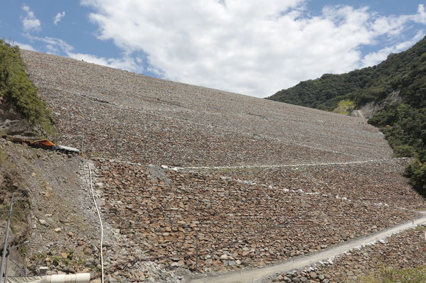 Terminación presa proyecto hidroeléctrico Ituango
Terminación presa proyecto hidroeléctrico Ituango
Fecha: Julio 15 de 2019. 
Para descargar esta fotografía en alta resolución, haga clic sobre la imagen hasta que la misma se despliegue en la pantalla completa; luego dé clic derecho y elija la opción "guardar imagen como". 
En caso de publicación por cualquier medio, solicitamos acompañarla del crédito: "Foto EPM"
Palabras clave: Terminación presa proyecto hidroeléctrico Ituango