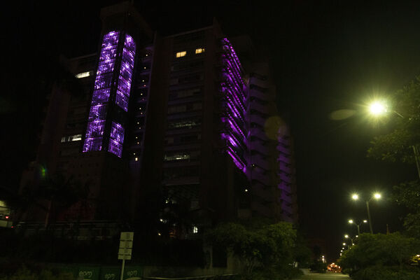 Iluminación Led Edificio EPM
Iluminación Led Edificio EPM
Fecha: 15 Julio 2020.
Para descargar esta fotografía en alta resolución, haga clic sobre la imagen hasta que la misma se despliegue en la pantalla completa; luego dé clic derecho y elija la opción "guardar imagen como".
En caso de publicación por cualquier medio, solicitamos acompañarla del crédito: "Foto EPM"
Palabras clave: Iluminación Led Edificio EPM