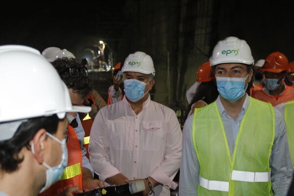 Visita Presidencial Hidroituango  
Visita Presidencial Hidroituango  
Fecha: Julio 15 2021
Para descargar esta fotografía en alta resolución, haga clic sobre la imagen hasta que la misma se despliegue en la pantalla completa; luego dé clic derecho y elija la opción "guardar imagen como". 
En caso de publicación por cualquier medio, solicitamos acompañarla del crédito: "Foto EPM"
Palabras clave: Visita Presidencial Hidroituango